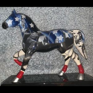 Horse statue the painted trail of ponies